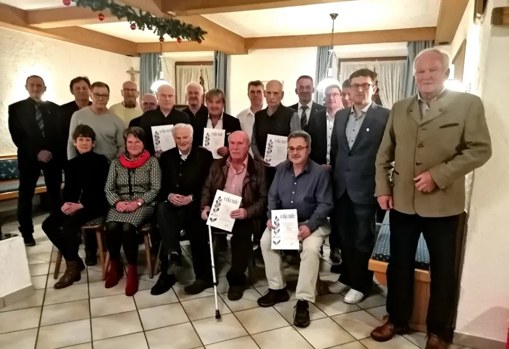 Teisbacher Fußballclub ehrte langjährige Mitglieder