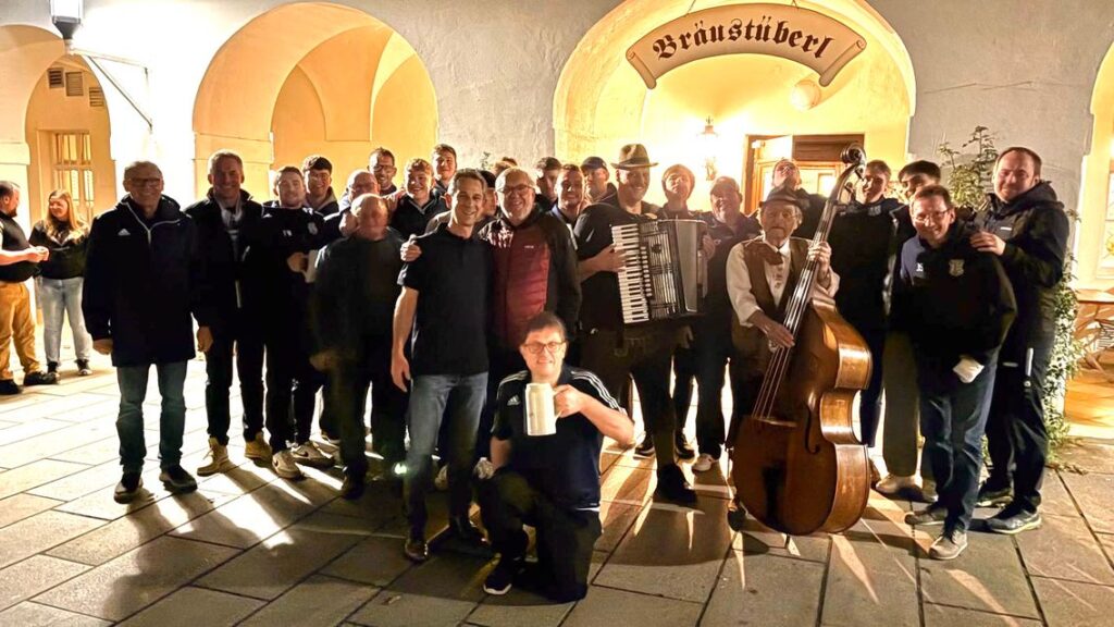 FC Teisbach besucht das Aldersbacher Bräustüberl